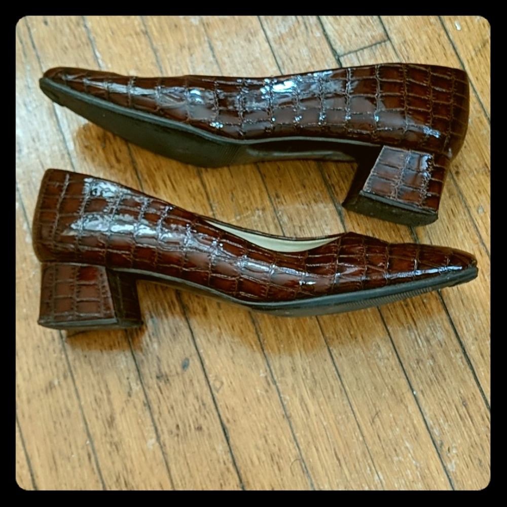 Vintage Etienne Aigner brown leather block heels 8